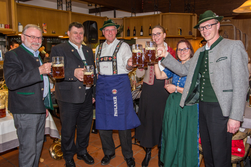 Anstoßen auf dem Starkbierfest in Bad Kohlgrub 2020