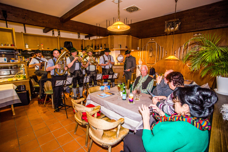Musikkapelle die Jungen Oidbachenen beim Starkbierfest in Bad Kohlgrub Musikkapelle die Jungen Oidbachenen beim Starkbierfest in Bad Kohlgrub